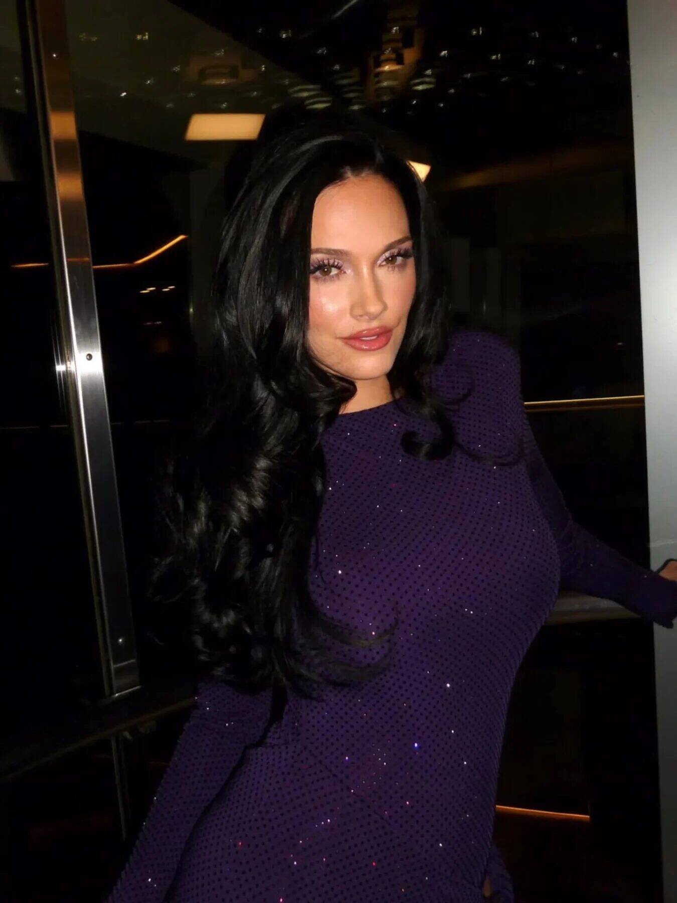 Oriana Sabatini luciendo un vestido violeta en una sesión fotográfica