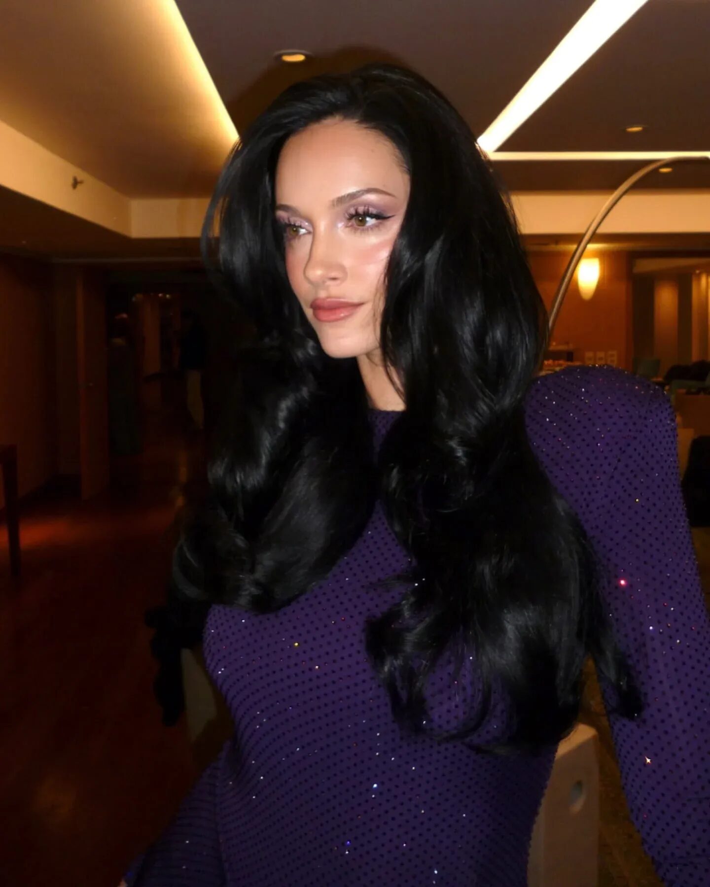Oriana Sabatini con vestido violeta en campaña de belleza de L’Oréal París