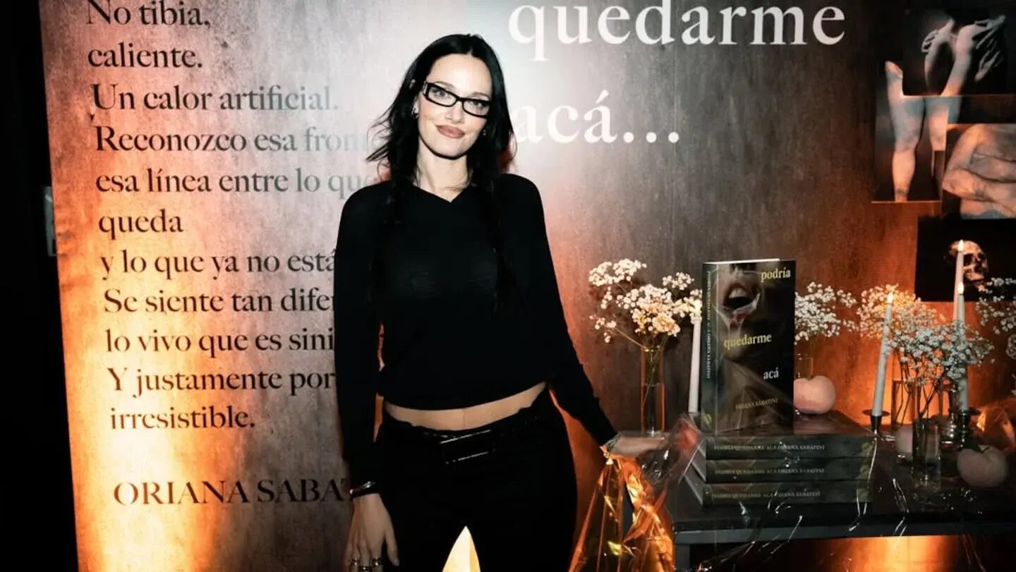 Oriana Sabatini posando con un look invernal en un evento de belleza