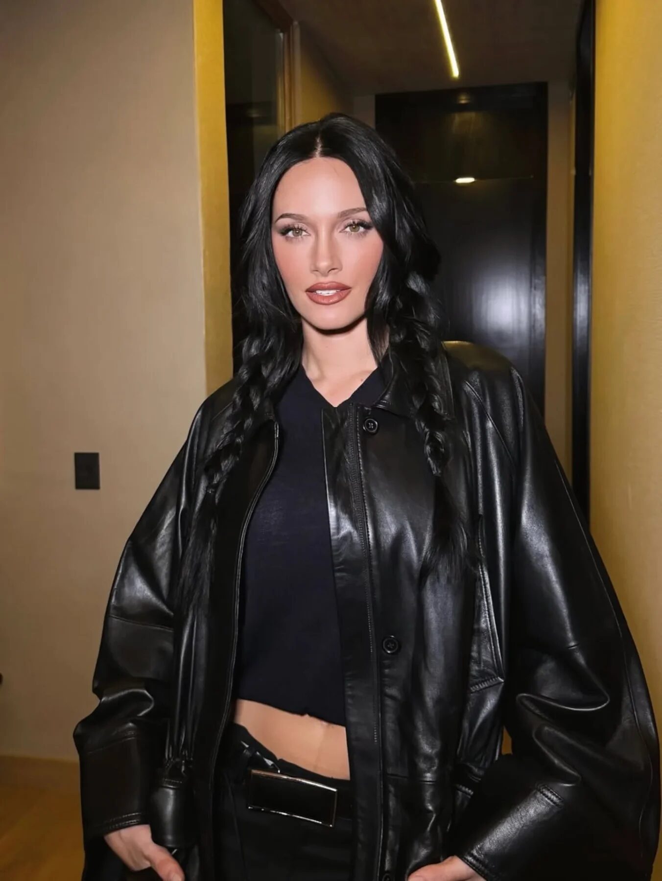 Oriana Sabatini con look invernal en sesión fotográfica