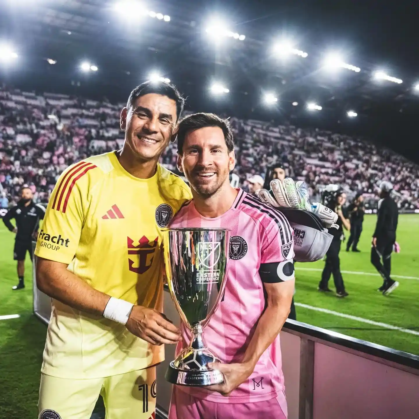 Oscar Ustari y Lionel Messi posando con un trofeo tras un partido