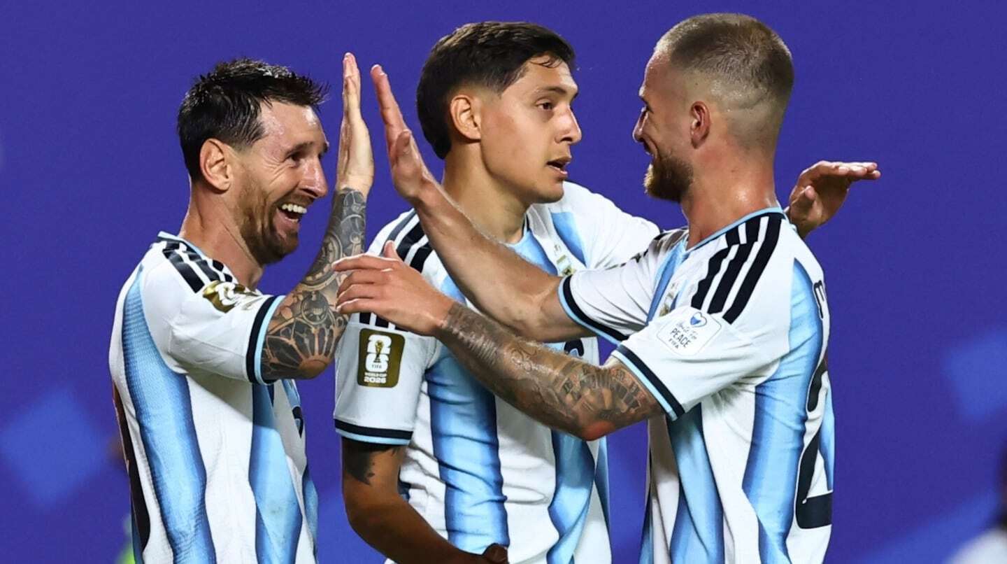 Jugadores de la selección argentina celebran un gol durante un partido