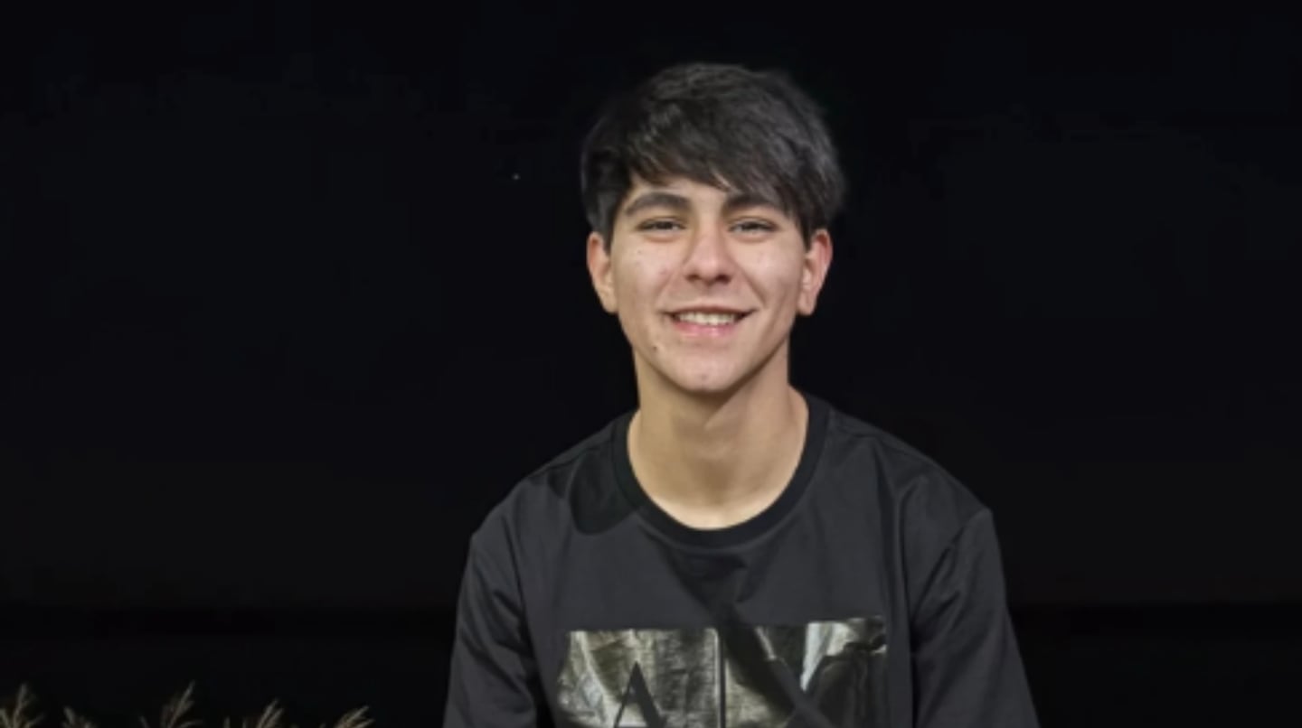 Joven sonriente, Benjamín Scerra, en un entorno oscuro