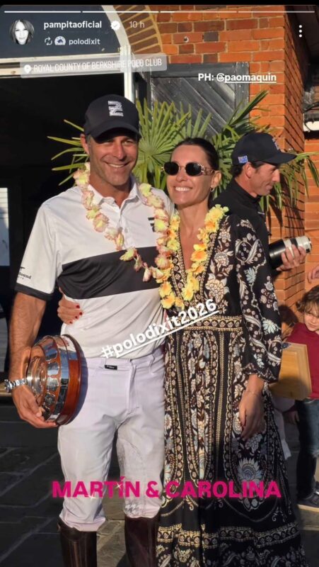 Pampita y Martín Pepa posando juntos con trofeo en un evento deportivo