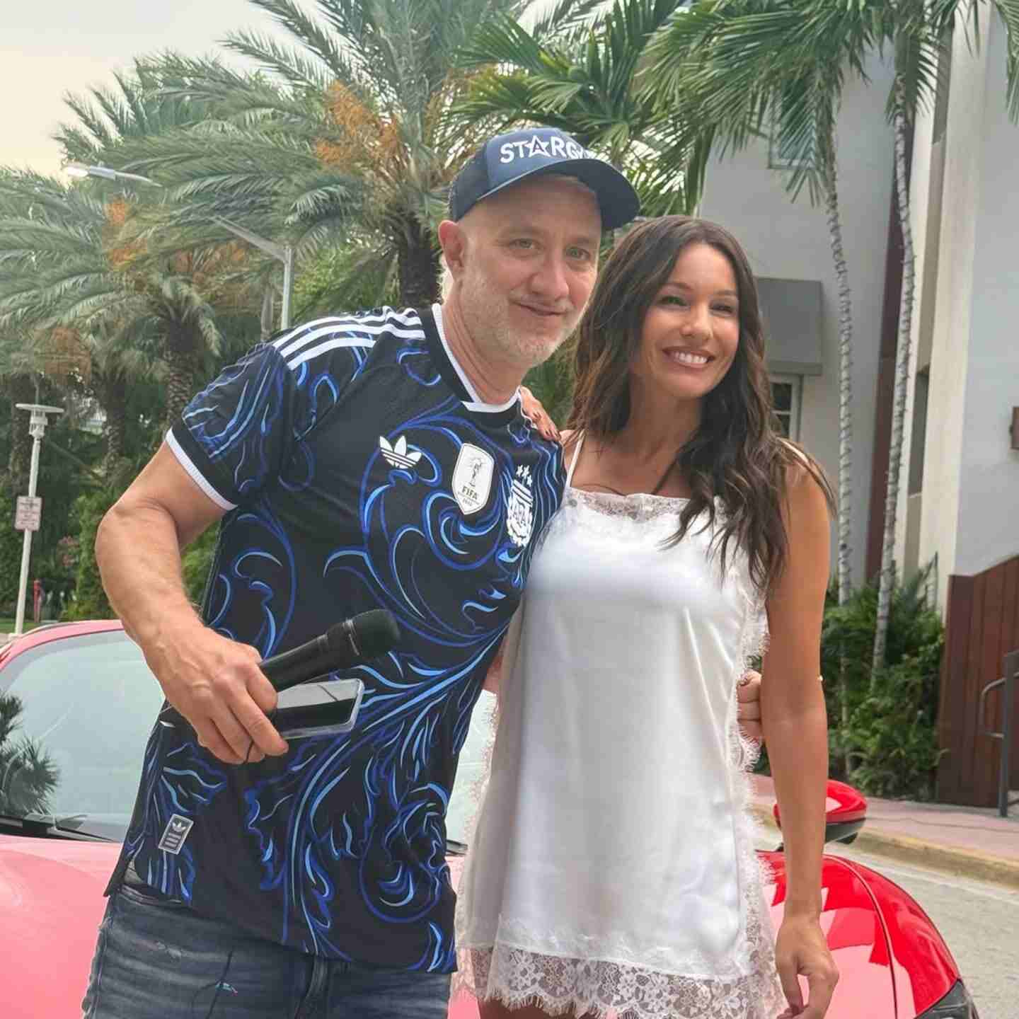 Pampita y Noelia Marzol posan juntas con un vestido lencero frente a un coche deportivo rojo
