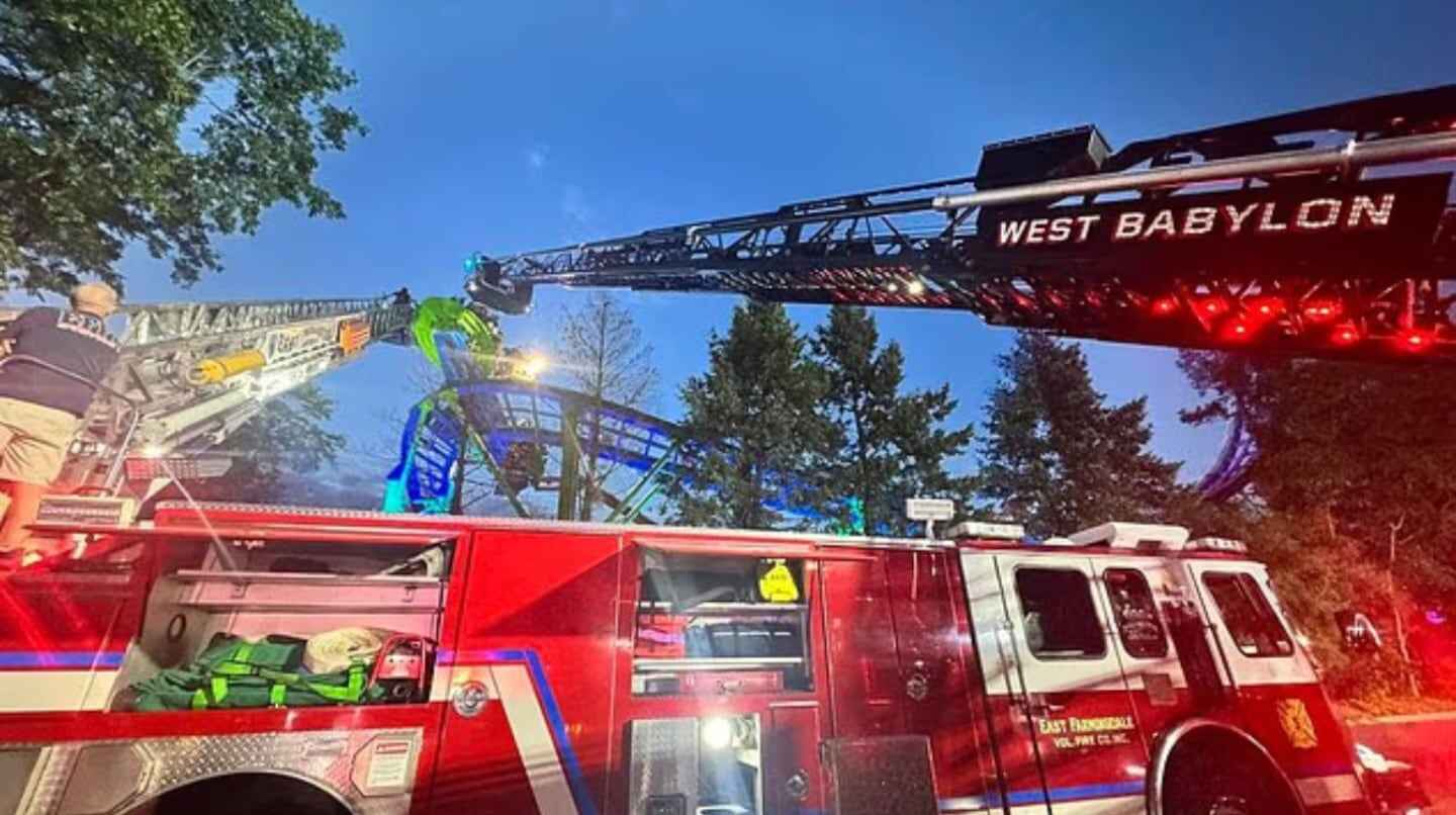 Bomberos rescatando a niños atrapados en una montaña rusa en Long Island
