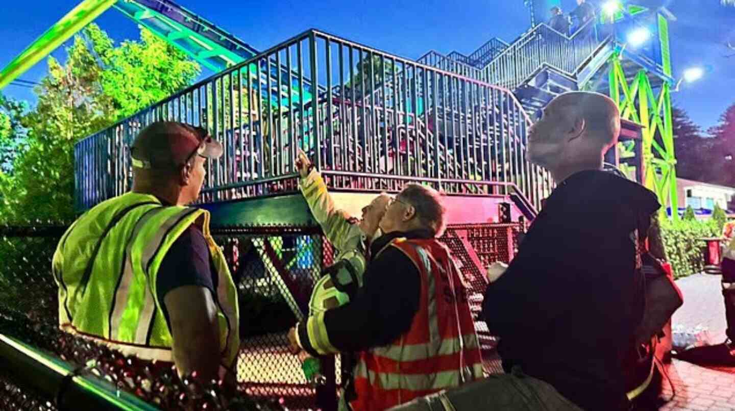 Rescatistas observan una montaña rusa en Long Island tras un incidente con 15 niños atrapados
