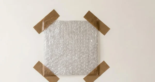 Papel burbuja aplicado en una pared para aislamiento