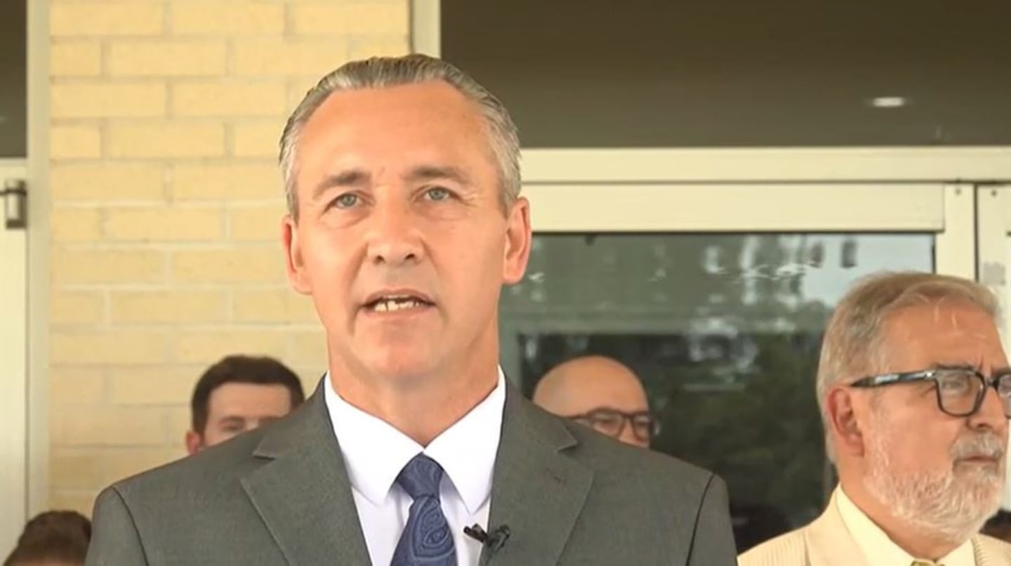 Pastor Tony Spell hablando frente a un grupo de personas en Baton Rouge