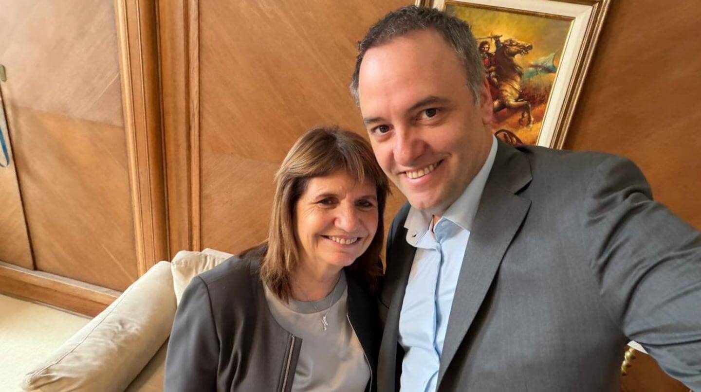 Patricia Bullrich y Manuel Adorni posando para una selfie en un entorno de oficina