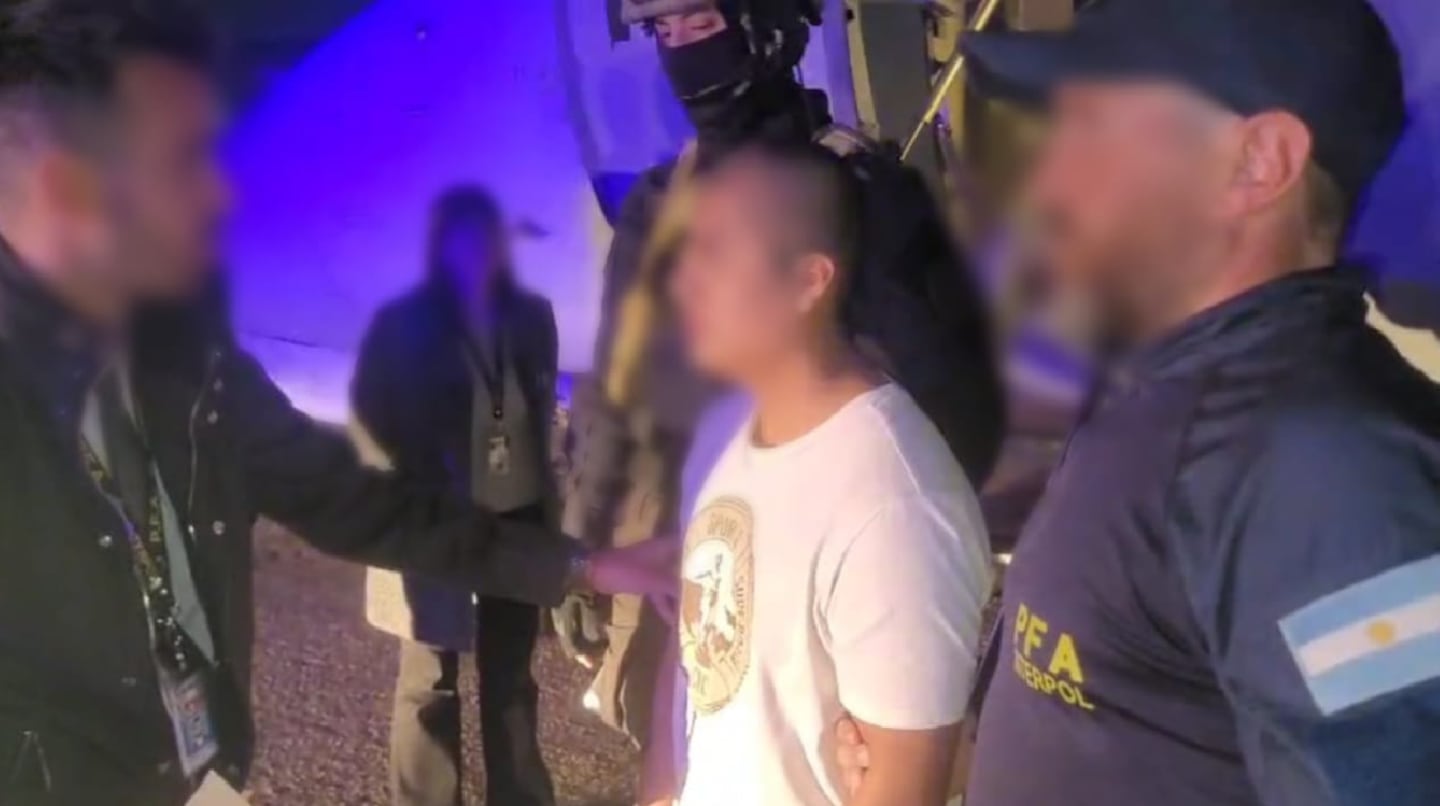 Pequeño J siendo asistido por autoridades en un entorno de seguridad