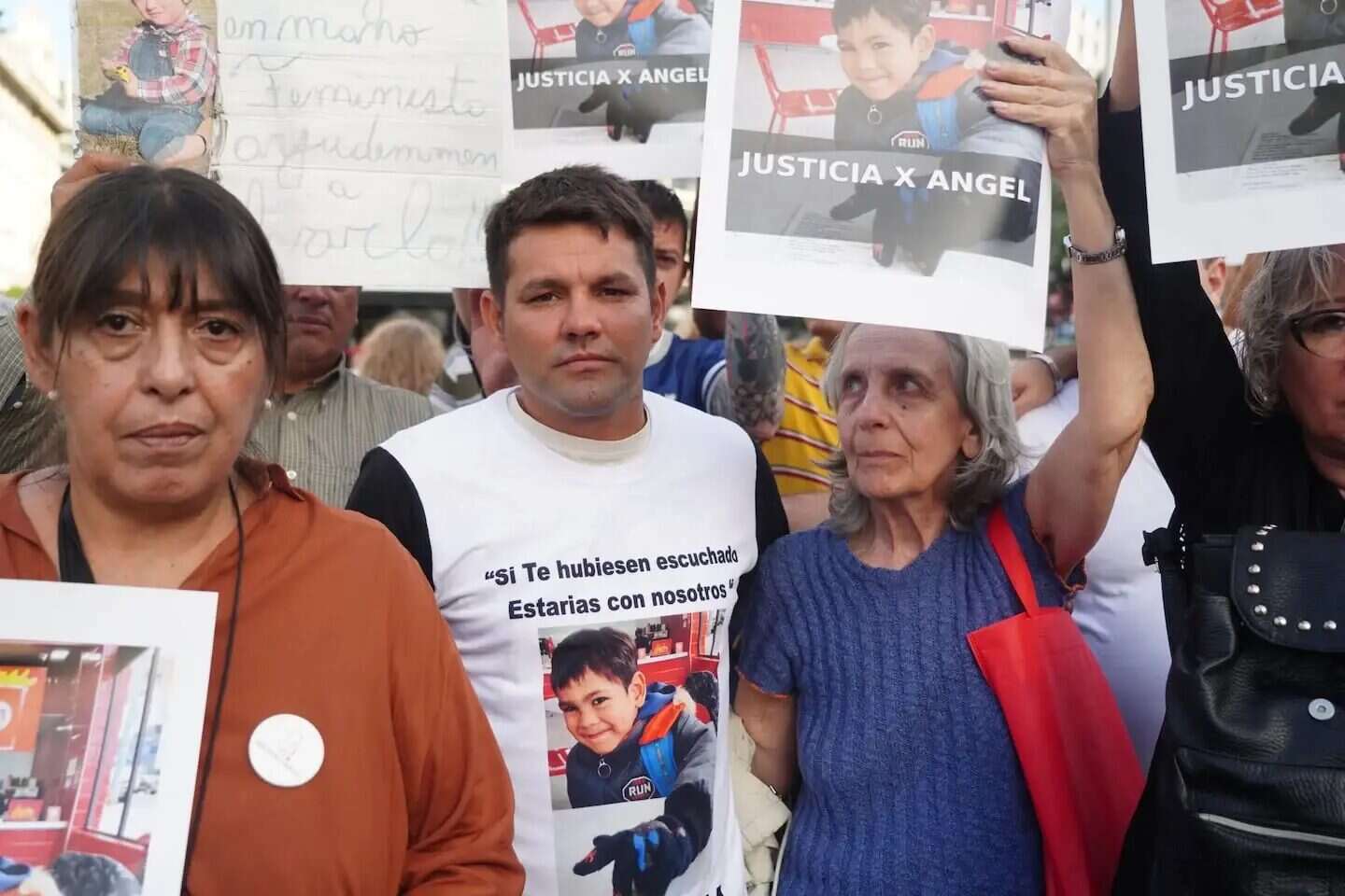 Manifestantes sosteniendo carteles en apoyo a Ángel López, niño fallecido en Chubut