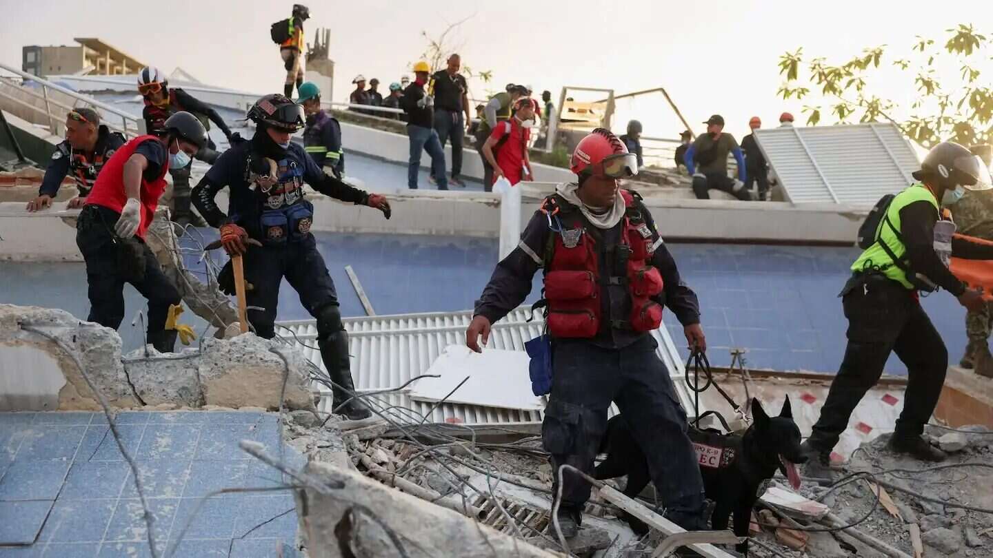 Rescatistas trabajan entre escombros tras los terremotos en Venezuela
