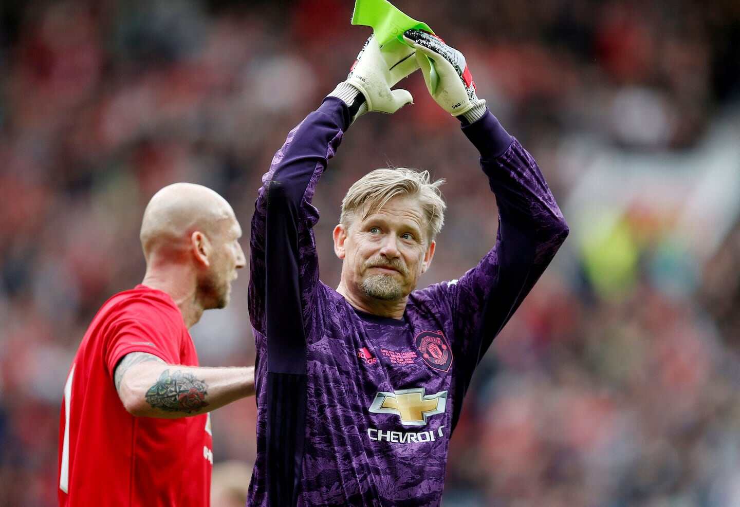 Peter Schmeichel en el campo de fútbol con guantes de arquero
