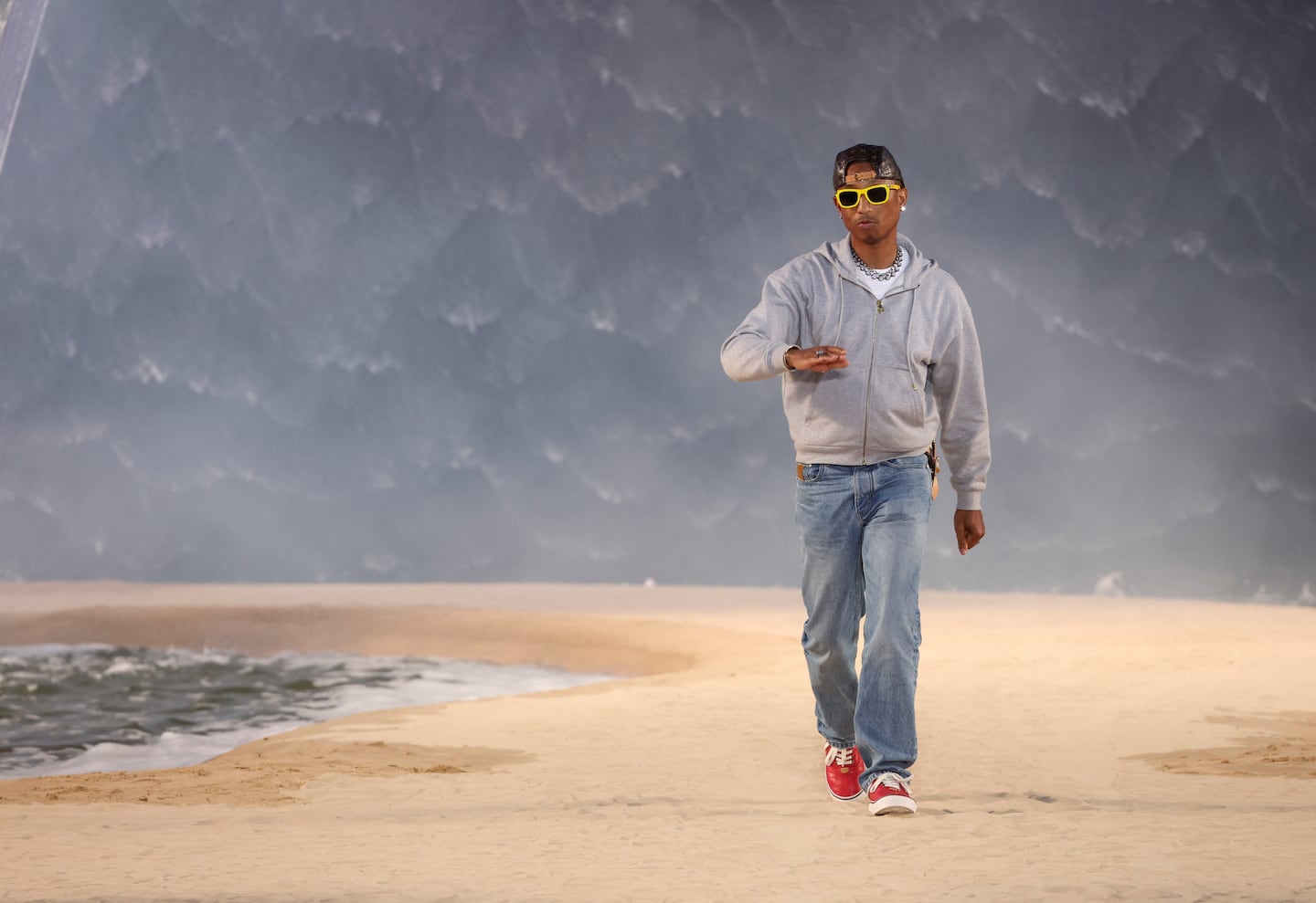 Pharrell Williams caminando por la pasarela en el desfile de Louis Vuitton inspirado en el surf en París