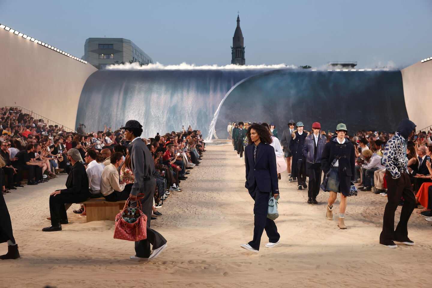 Desfile de moda de Pharrell Williams para Louis Vuitton con temática de surf en París