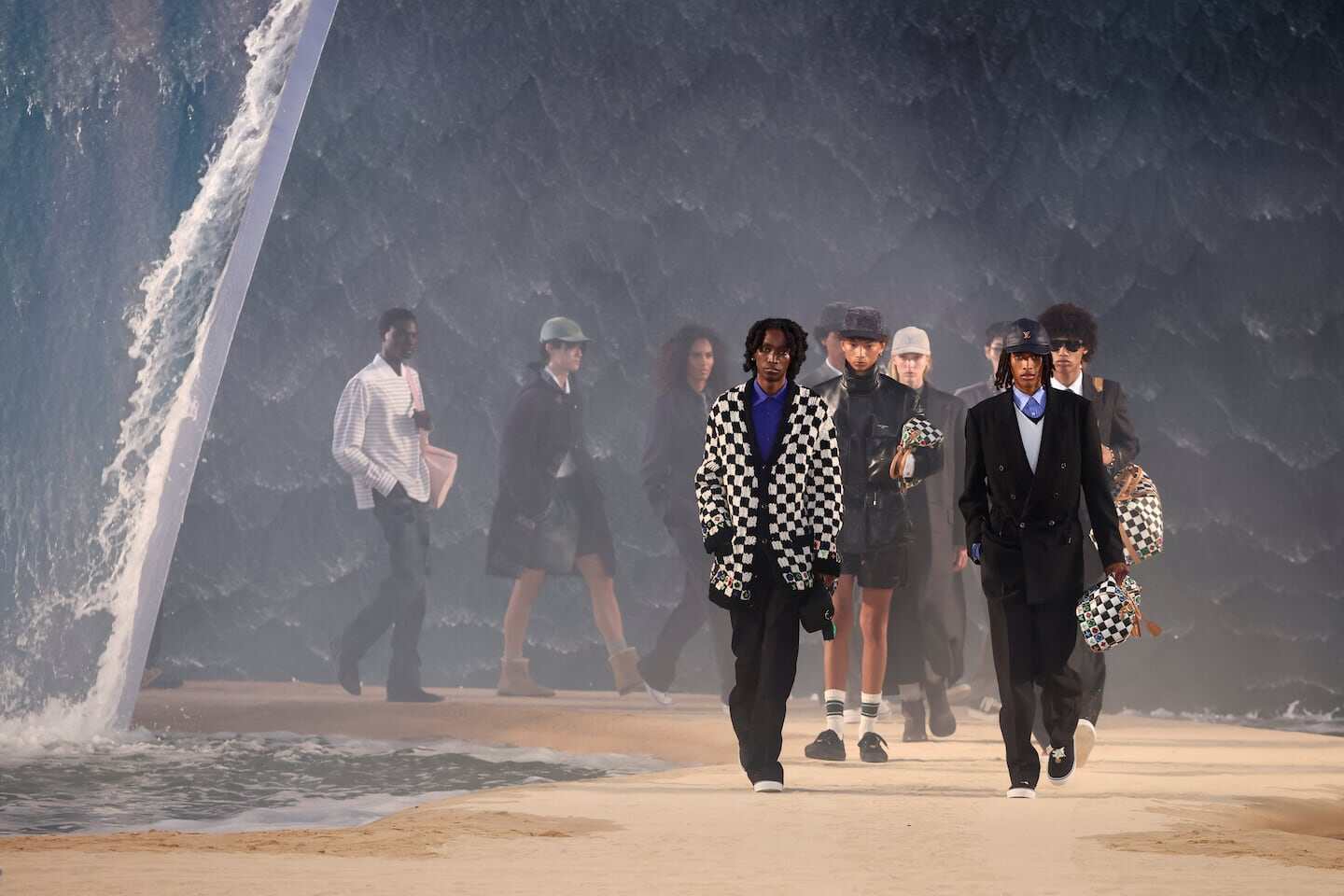 Desfile de Pharrell Williams para Louis Vuitton con modelos en un escenario de surf en París