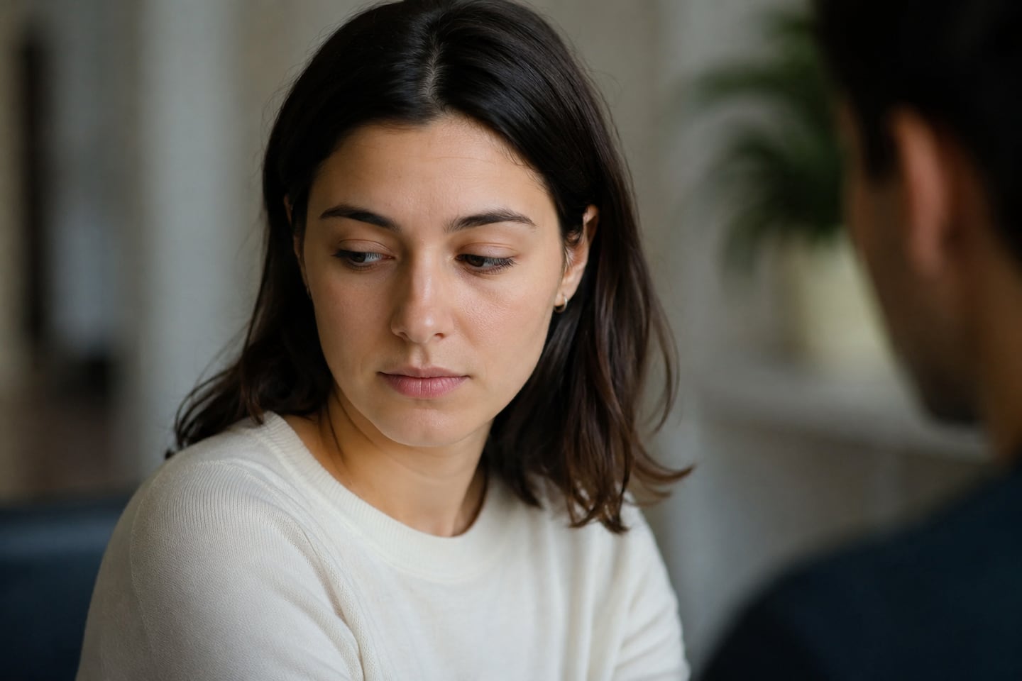 Mujer evitando el contacto visual mientras escucha a otra persona