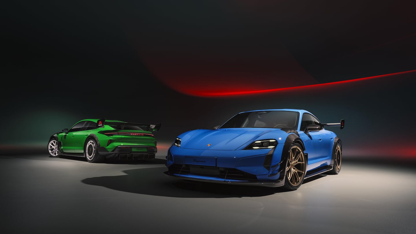 Porsche Taycan 2027 en colores verde y azul en un fondo oscuro