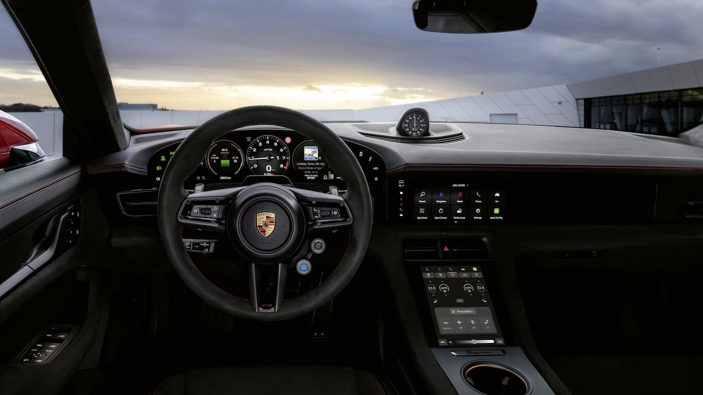 Interior del Porsche Taycan 2027 con pantalla digital y volante deportivo