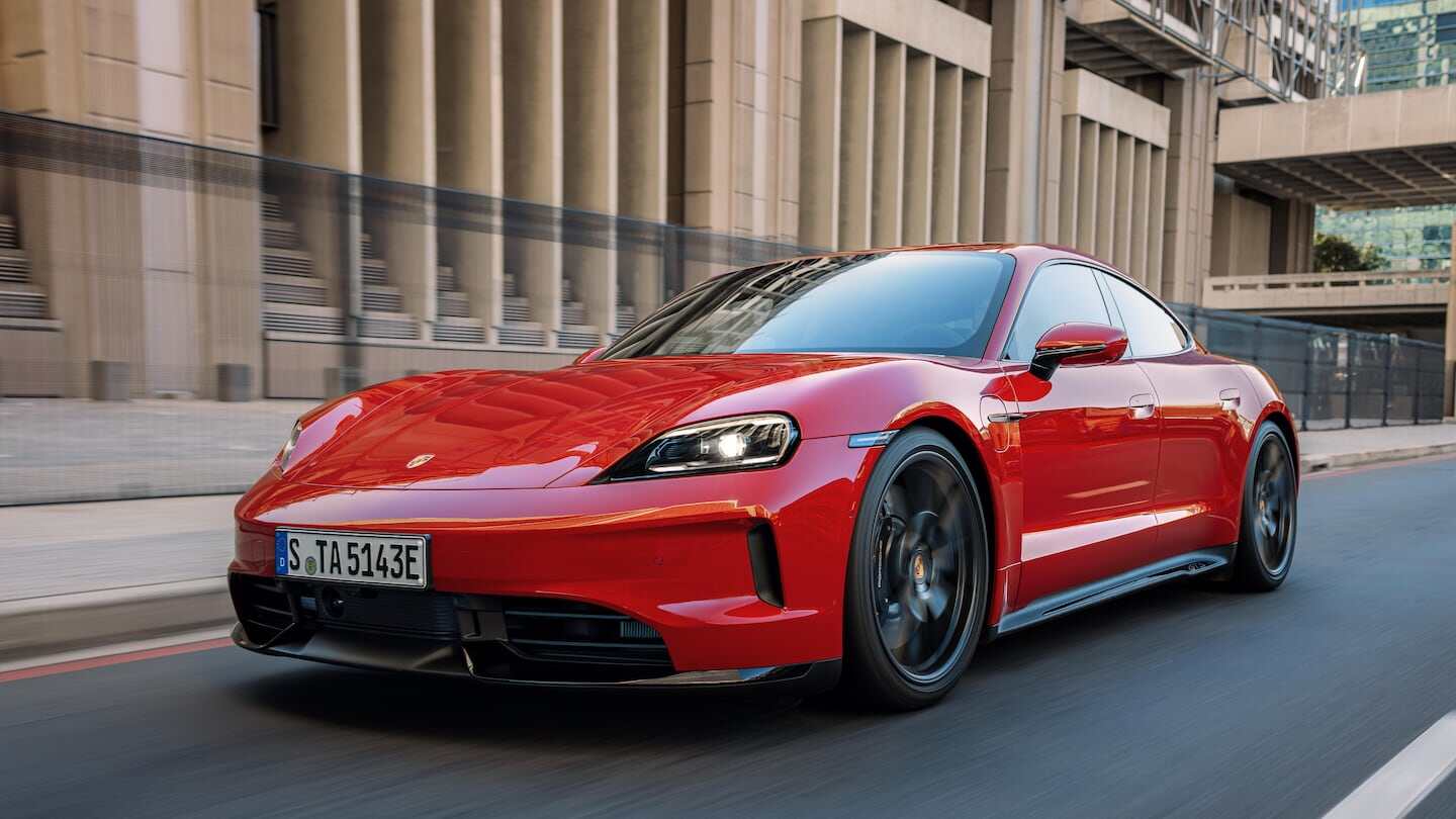 Porsche Taycan 2027 en movimiento por una ciudad moderna