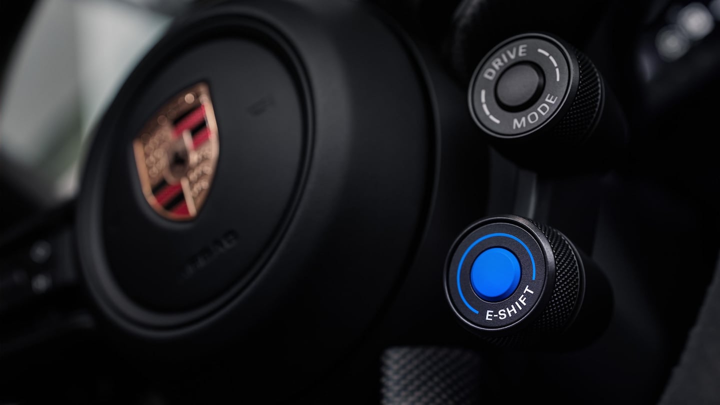 Detalle del volante del Porsche Taycan 2027 con botones de conducción y modo