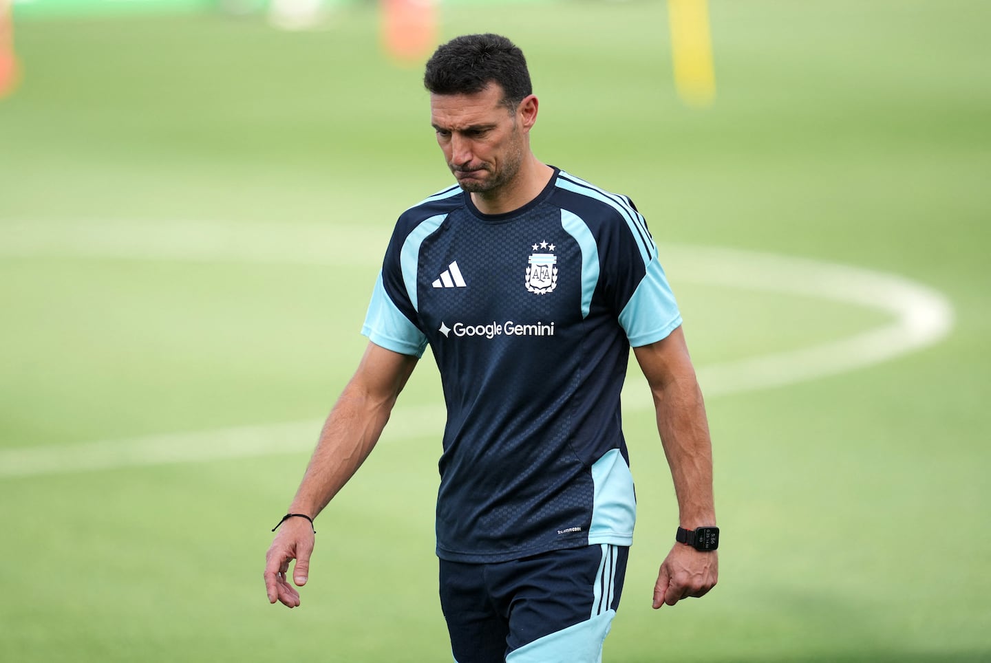 Gonzalo Montiel caminando durante un entrenamiento de la Selección Argentina