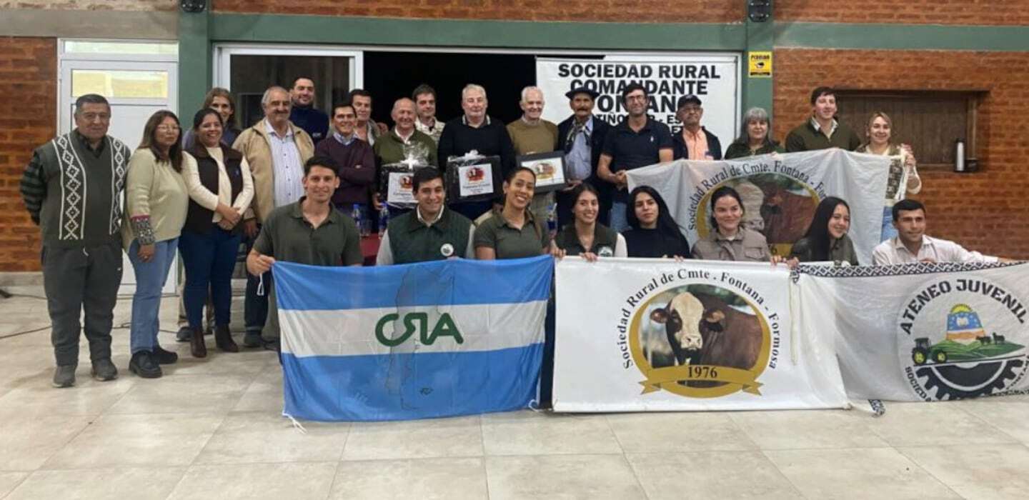 Grupo de productores rurales y representantes en un evento en Chaco, Argentina