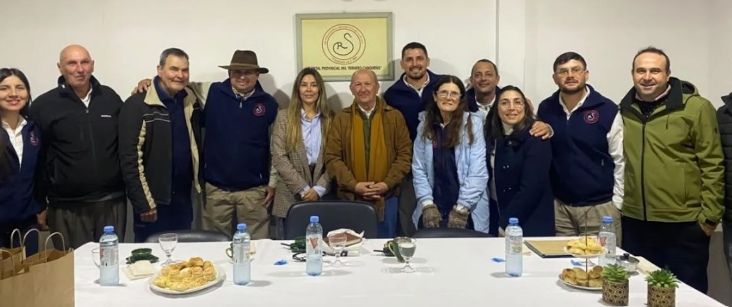 Carlos Castagnani junto a productores rurales en reunión en Chaco