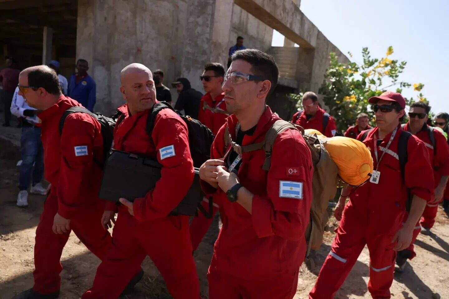Rescatistas en Venezuela con uniformes rojos durante protestas por restricciones en zonas afectadas por terremotos