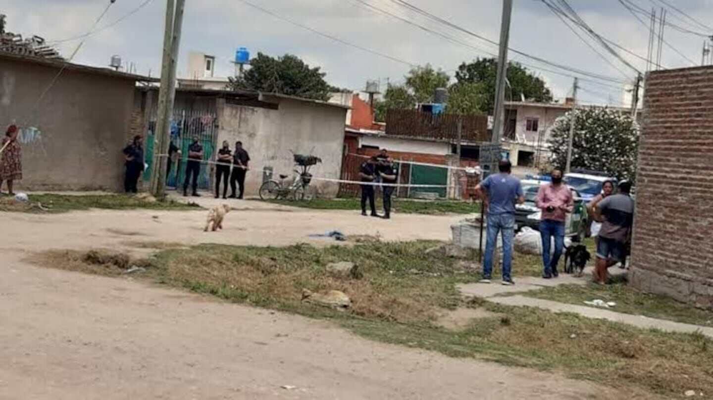 Escena de un operativo policial en un barrio de Buenos Aires tras un femicidio