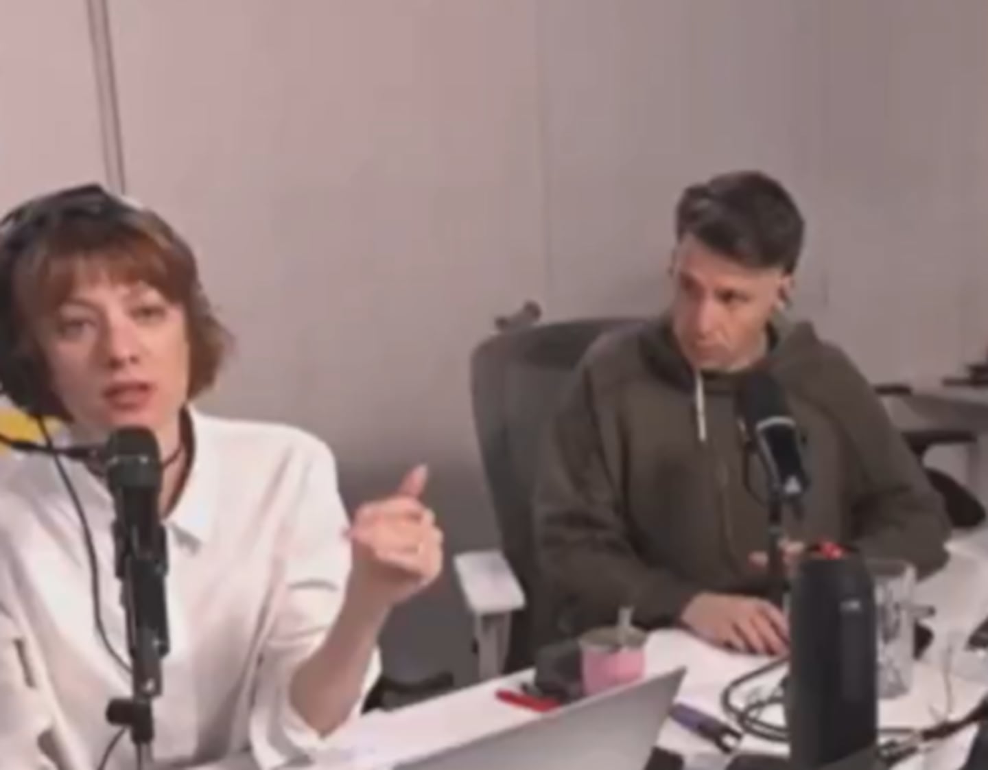 Florencia Peña y Nicolás Occhiato discutiendo en un programa de radio