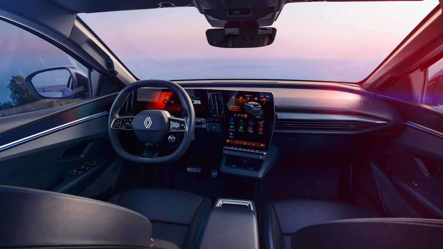 Interior del Renault Megane E-Tech con pantalla digital y volante moderno