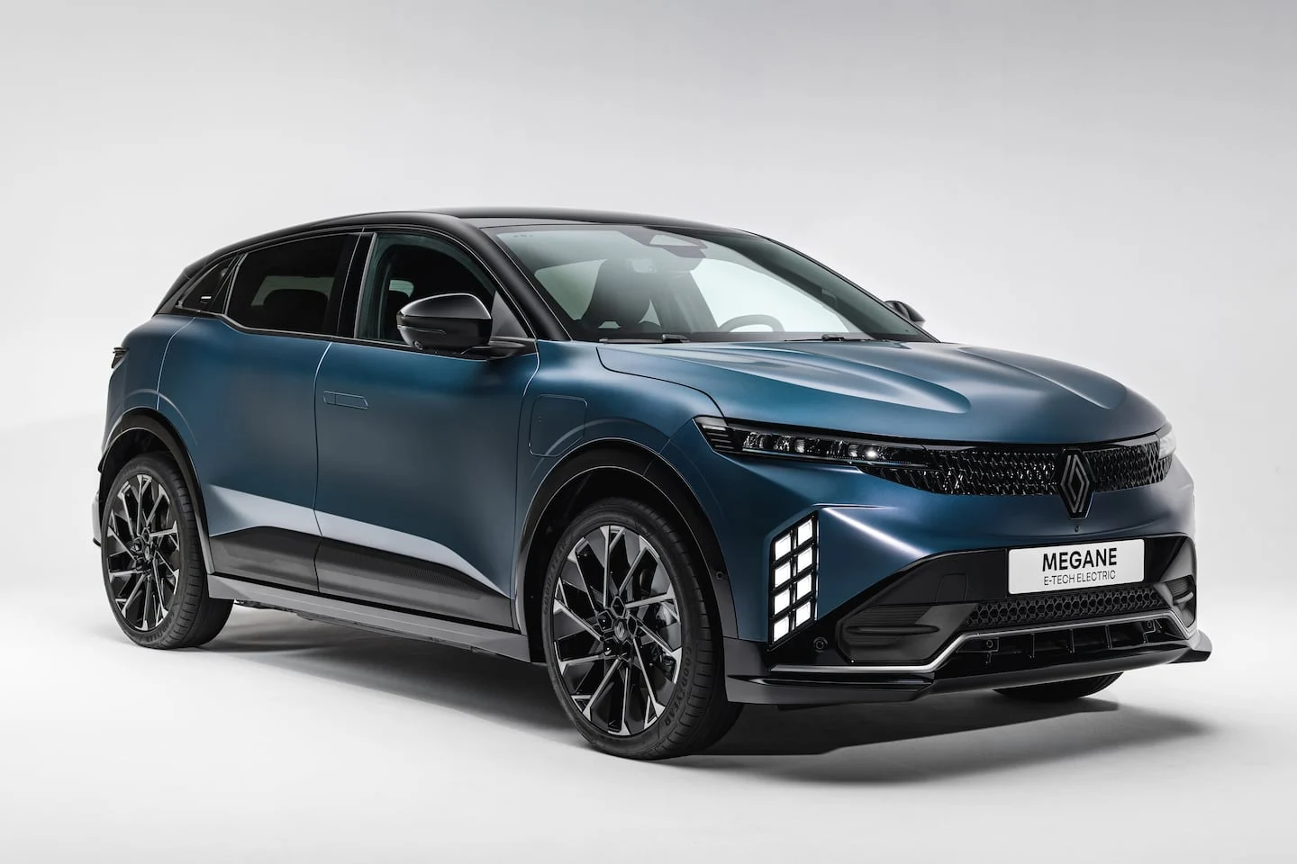 Renault Megane E-Tech en color azul oscuro con diseño moderno y deportivo