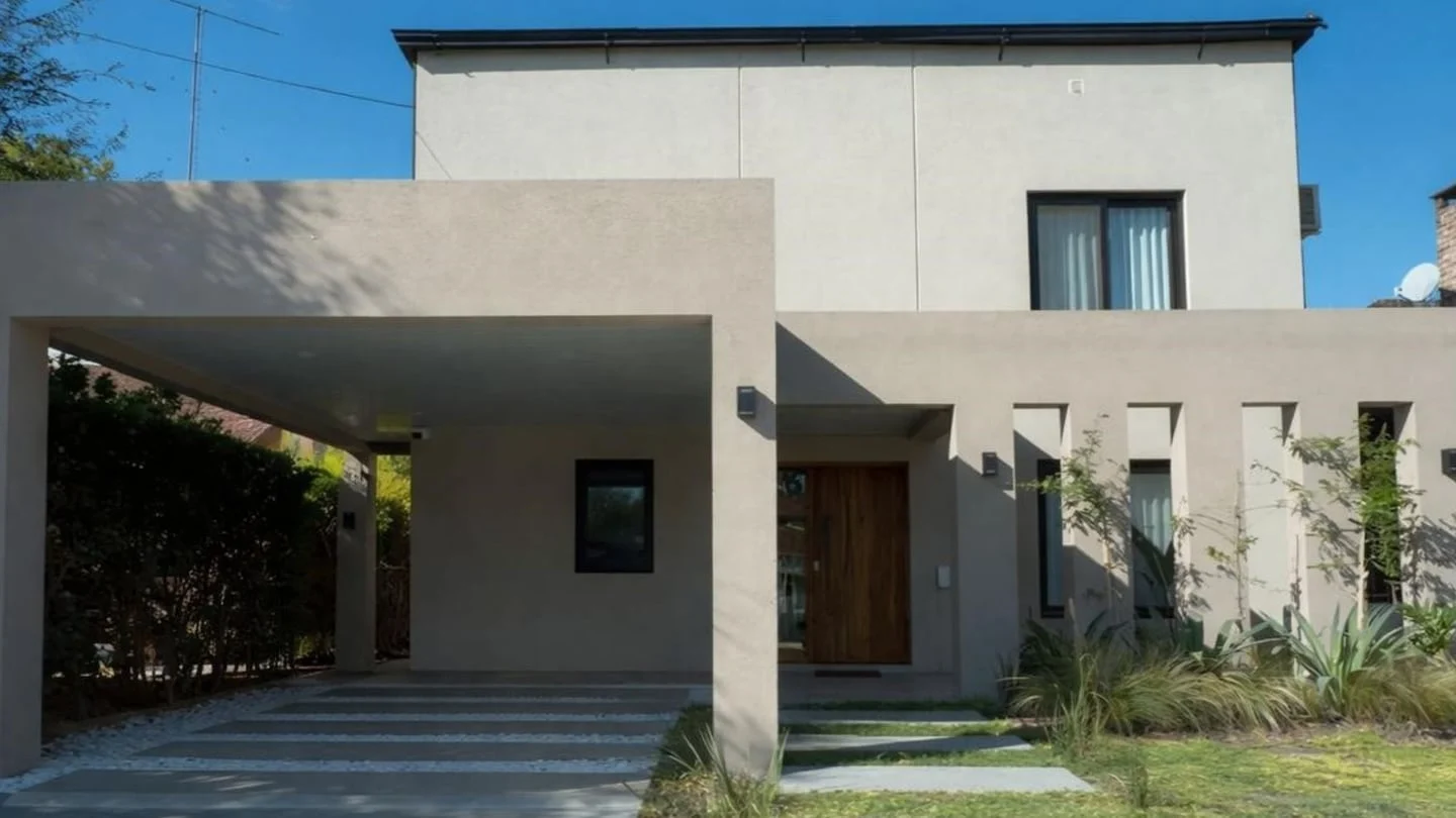 Casa de Manuel Adorni, Jefe de Gabinete renunciante, en un entorno residencial