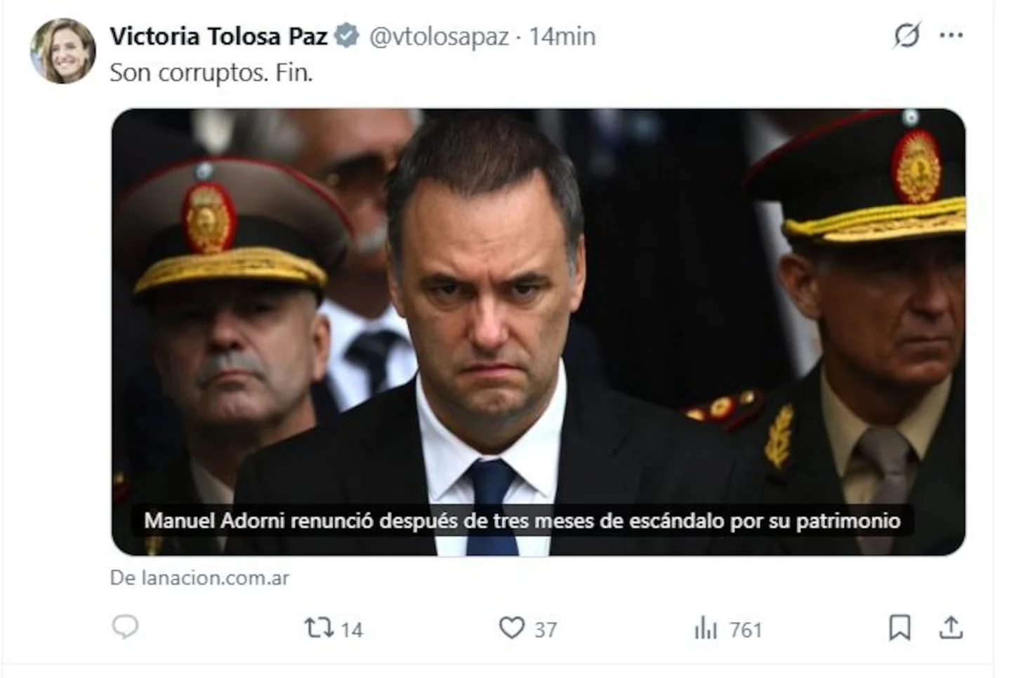 Manuel Adorni con expresión seria, rodeado de autoridades en un contexto político tenso