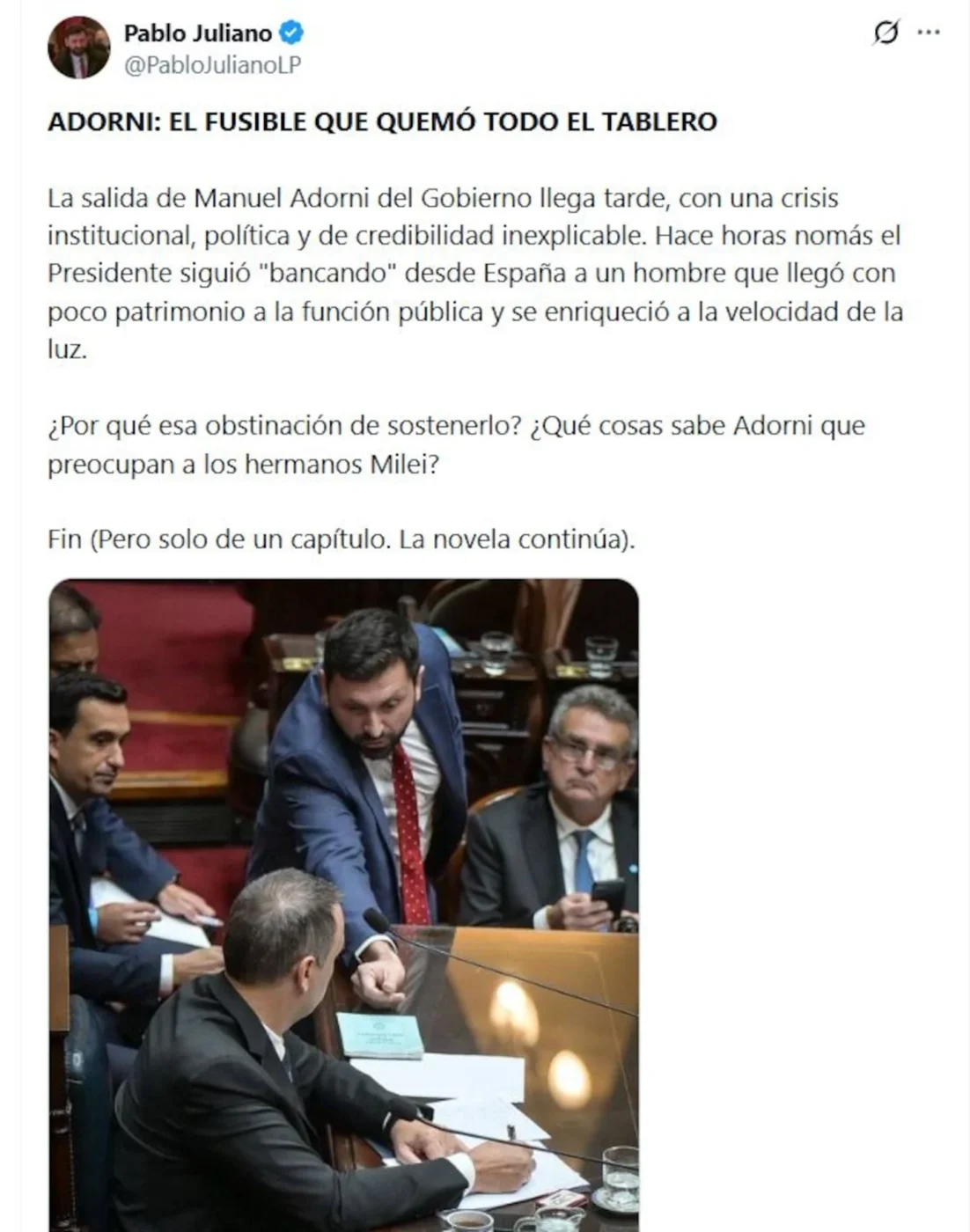 Manuel Adorni en una reunión con funcionarios del gobierno argentino