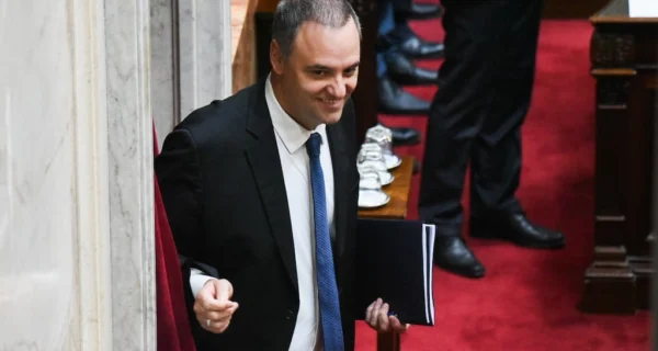 Manuel Adorni durante su presentación en Diputados