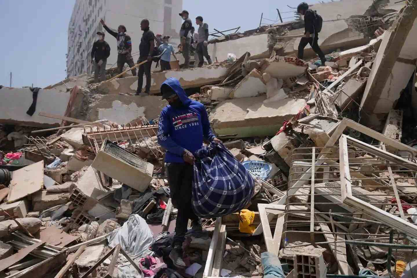 Rescatistas en La Guaira, Venezuela, entre escombros tras terremotos