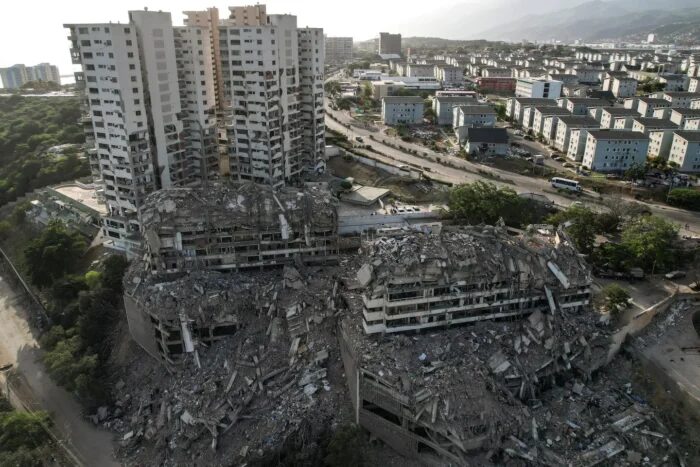 Edificios colapsados en La Guaira, Venezuela, tras terremotos