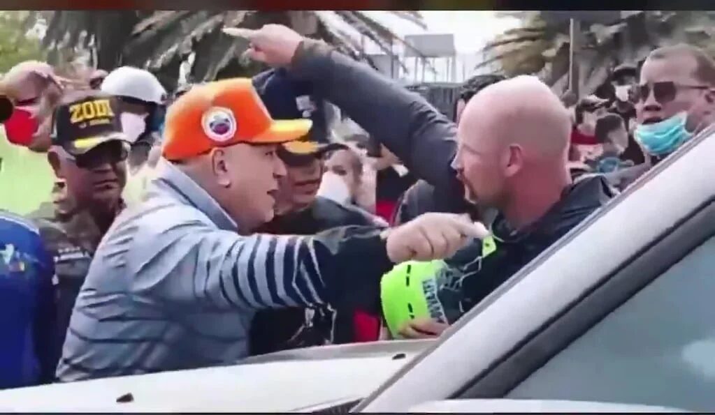 Rescatistas trabajando en La Guaira tras los terremotos