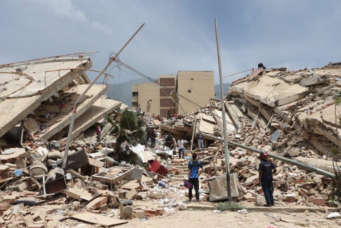Escombros de un edificio colapsado tras el terremoto en Venezuela con rescatistas en la escena