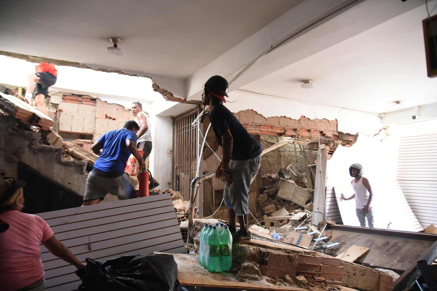 Rescatistas trabajan entre escombros tras el terremoto en Venezuela