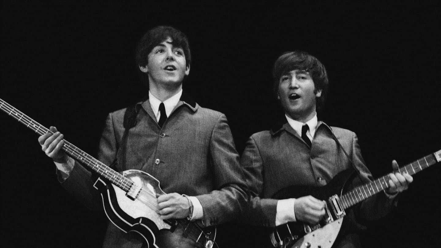 Paul McCartney y John Lennon de los Beatles durante su actuación en Top of the Pops en 1964