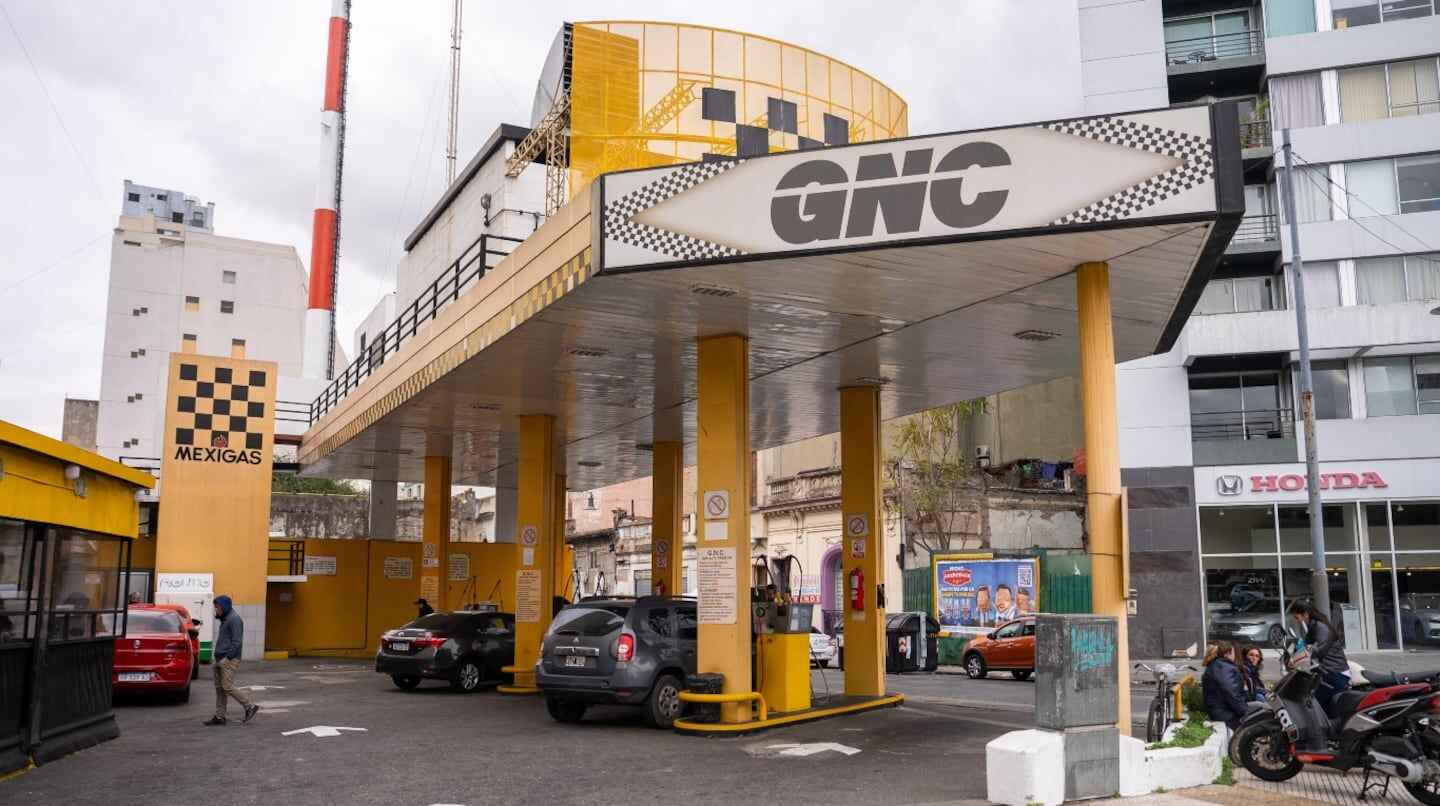 Estación de GNC con vehículos en espera en Argentina durante el invierno