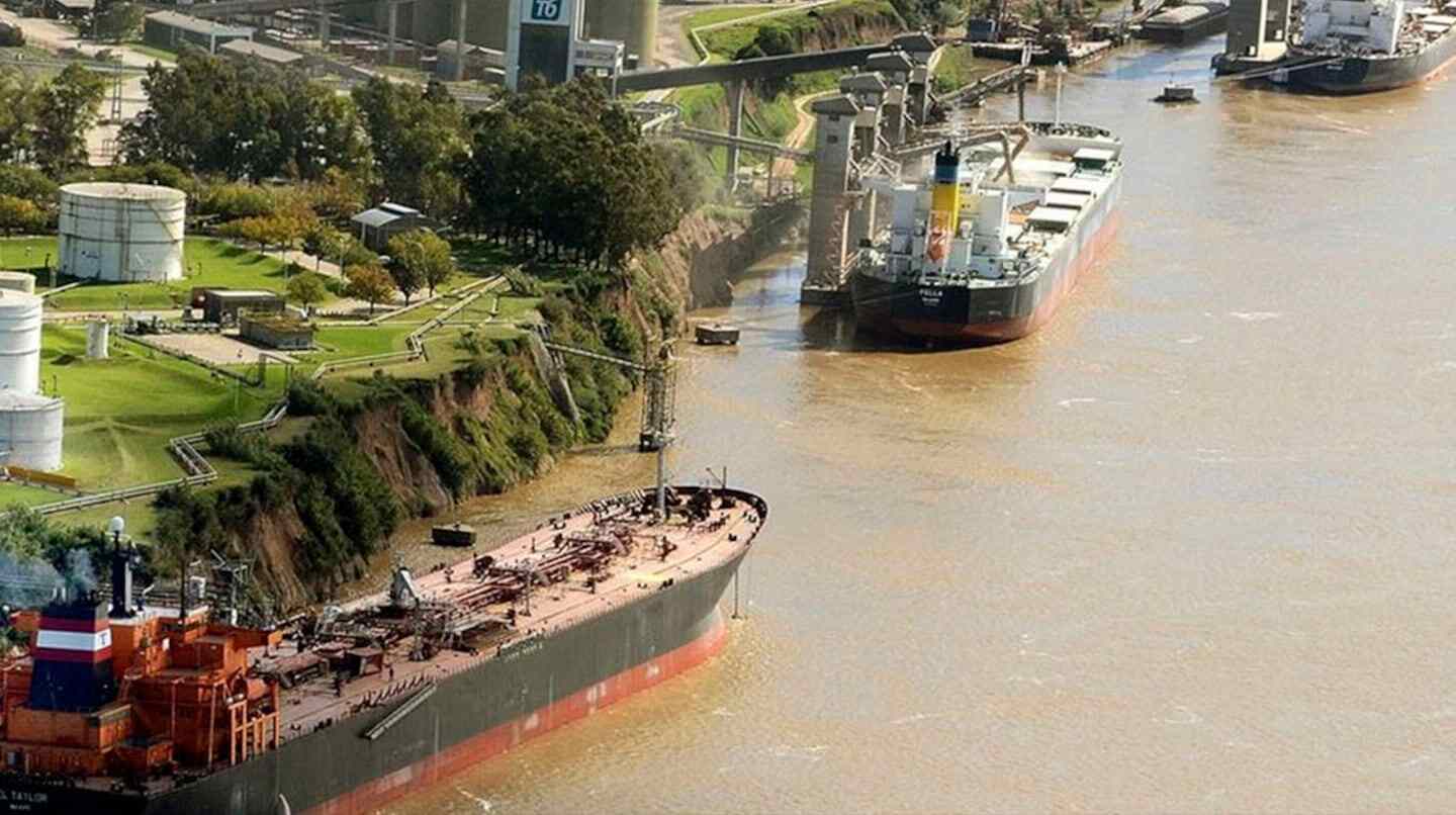Vista aérea de puertos agroexportadores con barcos en el agua