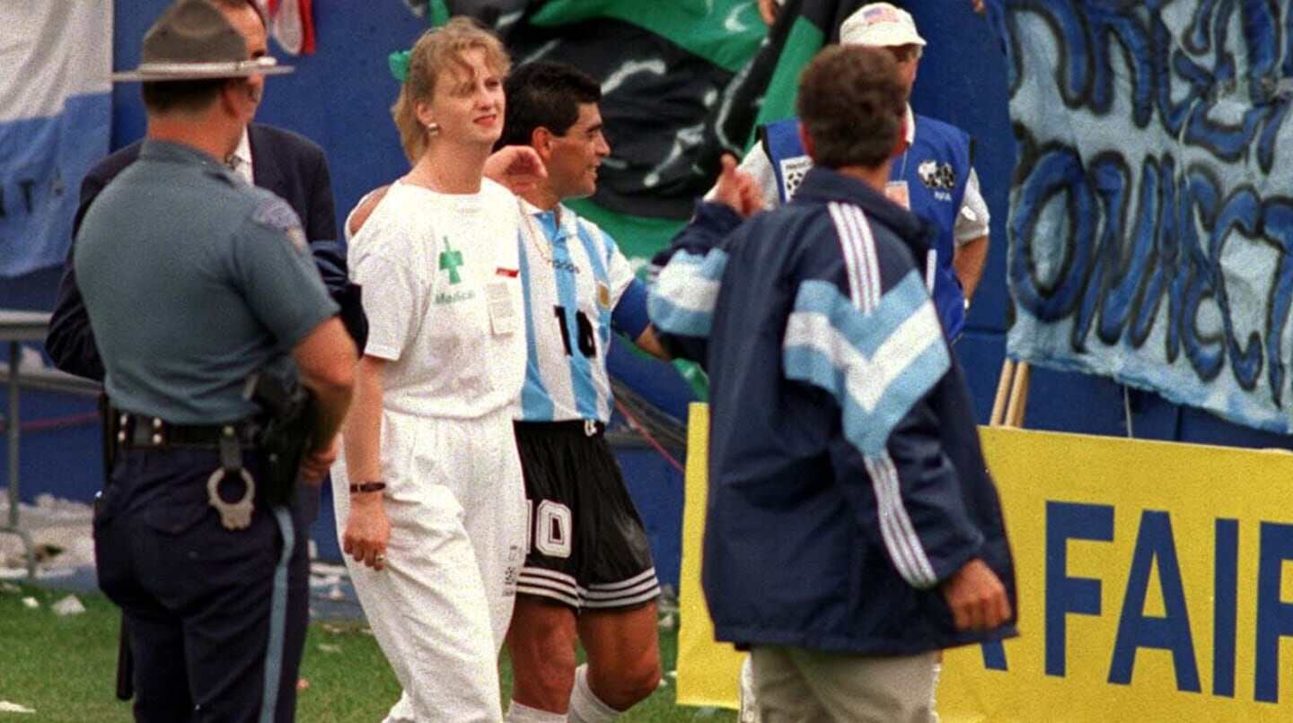 Diego Maradona acompañado por personal médico tras ser sancionado por doping en el Mundial '94