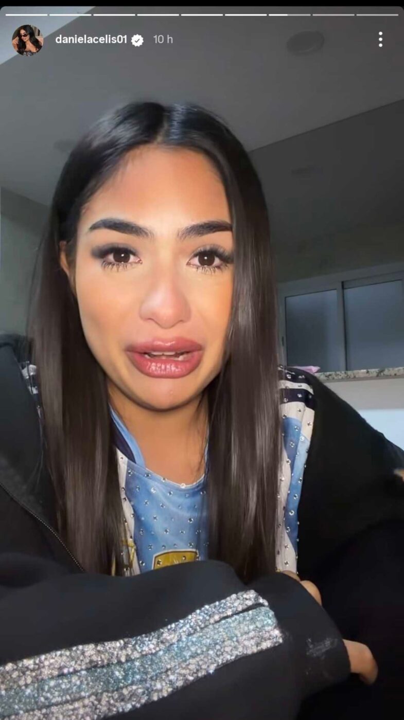Daniela Celis con expresión de tristeza durante una transmisión en vivo