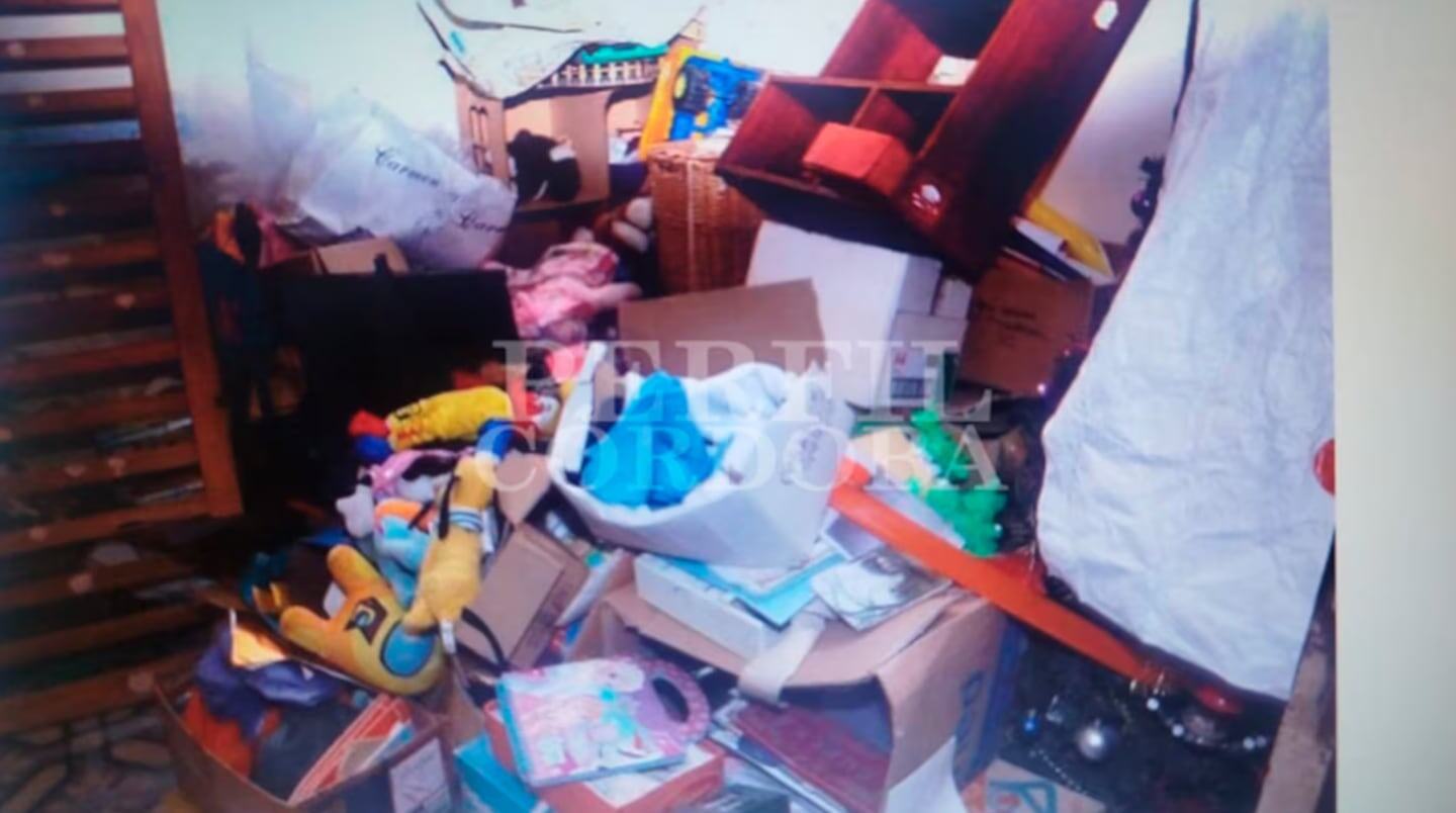 Interior desordenado de la casa de Claudio Barrelier con cajas y objetos esparcidos por el suelo
