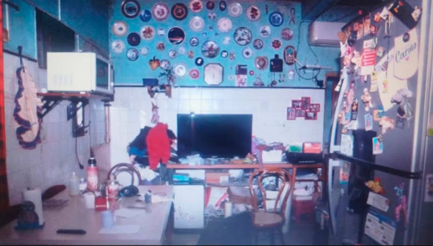Cocina de la casa de Claudio Barrelier con decoración en las paredes y electrodomésticos visibles